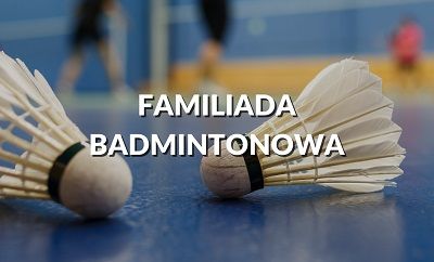 Lotki leżące na hali oraz napis familiada badmintonowa