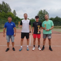 Zwycięzcy turnieju tenisa z koordynatorem sportu