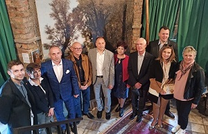 Na zdjęciu francuska delegacja z Beynes z Burmistrzem Arturem Ludwem pozuje w Pracowni Władysława Maleckiego w wieży ratuszowej.