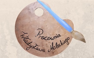 Tablica w kształcie palety malarskiej z pędzlem, a na niej napis: Pracownia Władysława Maleckiego".