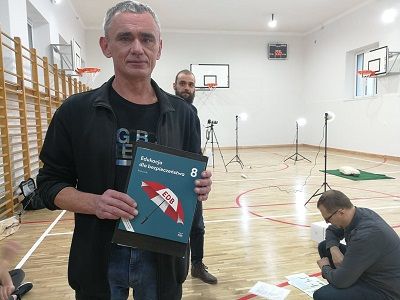 Dariusz Piasecki autor podręcznika o bezpieczeństwie