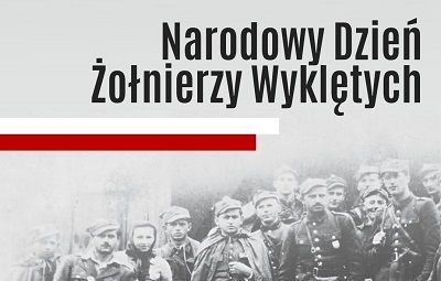 Zdjęcie żołnierzy wyklętych z polska flagą. Tekst Narodowy Dzień Żołnierzy Wyklętych.