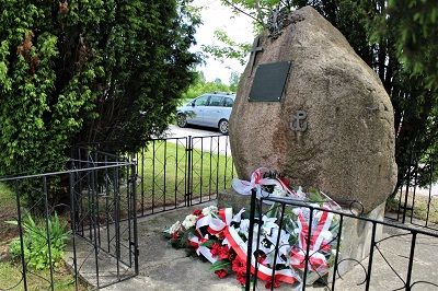 Fotografia przedstawia pomnik "Poległych i pomordowanych" w Ciepłej.