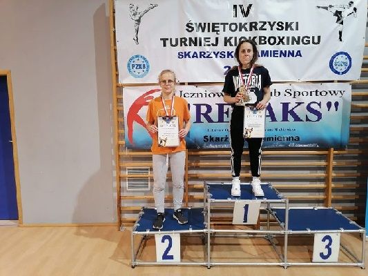 Marlena Tomczyk na podium ze złotym medalem