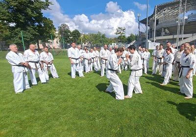 Zdjęcie przedstawia trenujących karateków podczas obozu International Summer Camp Kielce.
