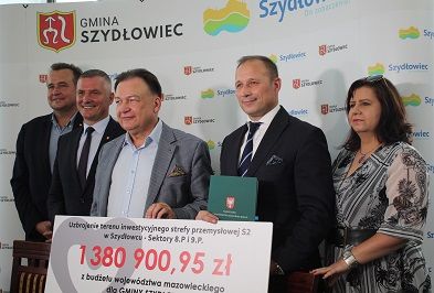 Delegacja Województwa Mazowieckiego oraz Przedstawiciele Gminy Szydłowiec po podpisaniu umowy.