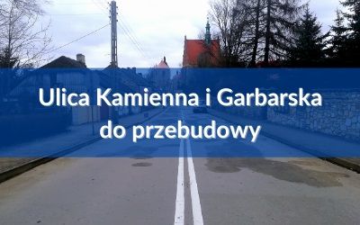 Widok na ulicę kamienną, na niej pełno lat i tekst Ulica Kamienna i Garbarska do przebudowy
